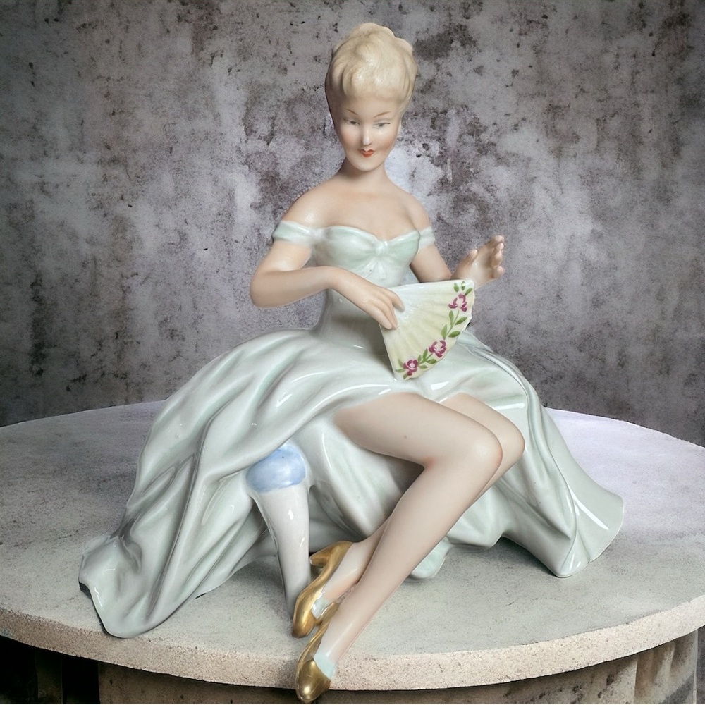 VINTAGE WALLENDORF 1764 GERMANY PORCELAIN SITTING LADY WITH FAN FIGURINE 1590/1